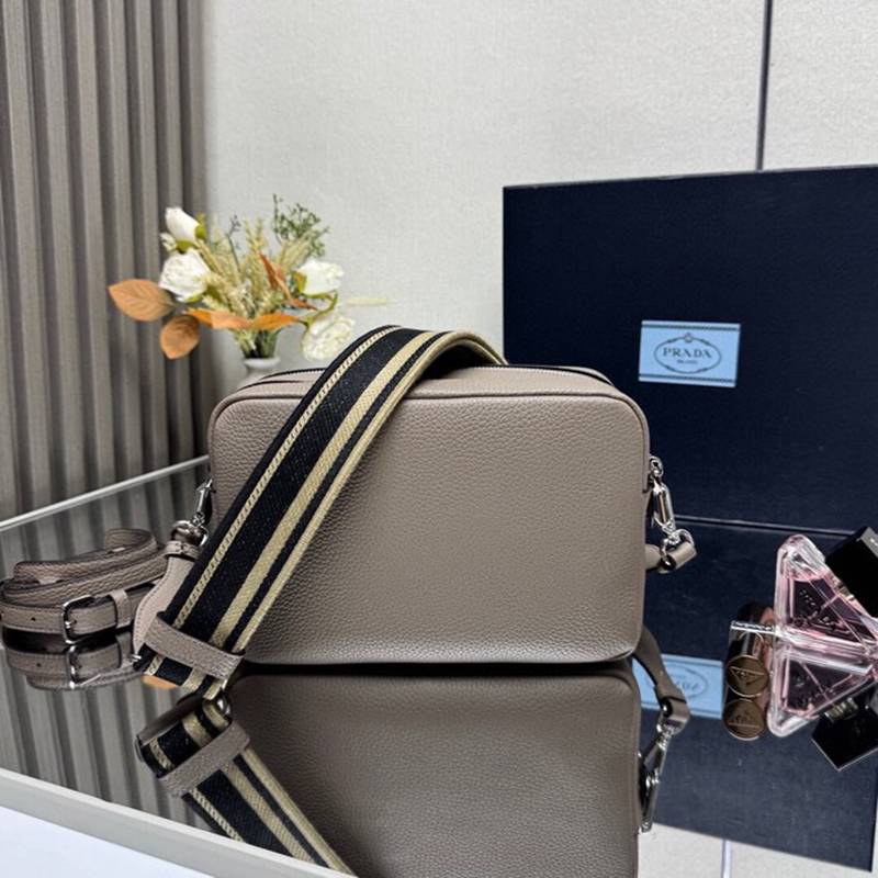 PRADA ショルダーバッグ ディアスキンレザー デュアルストラップ メンズ 22×14×8cm