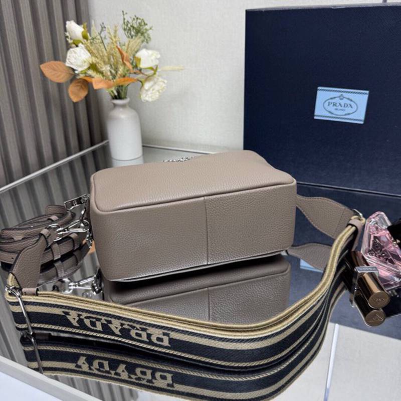 PRADA ショルダーバッグ ディアスキンレザー デュアルストラップ メンズ 22×14×8cm
