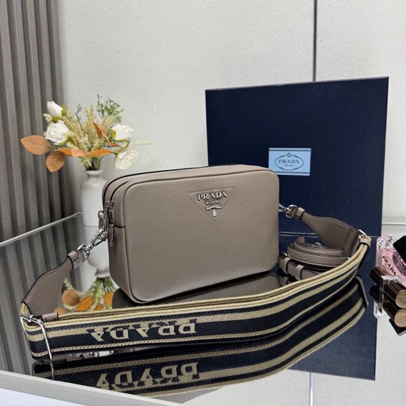 PRADA ショルダーバッグ ディアスキンレザー デュアルストラップ メンズ 22×14×8cm