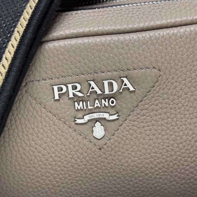 PRADA ショルダーバッグ ディアスキンレザー デュアルストラップ メンズ 22×14×8cm