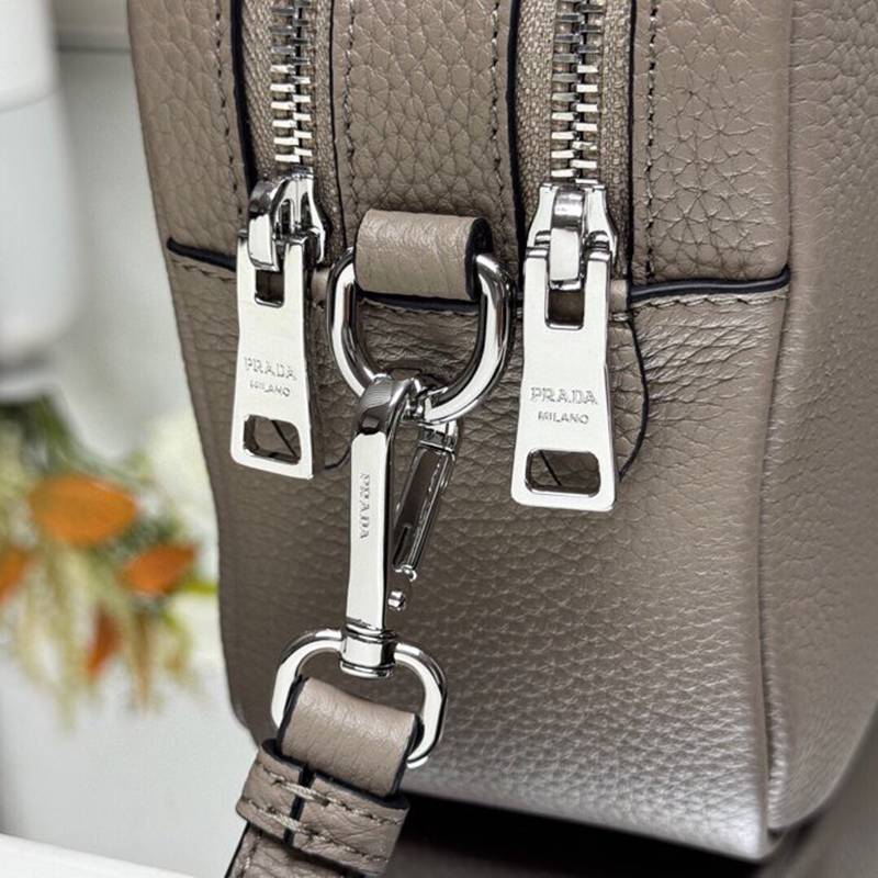 PRADA ショルダーバッグ ディアスキンレザー デュアルストラップ メンズ 22×14×8cm