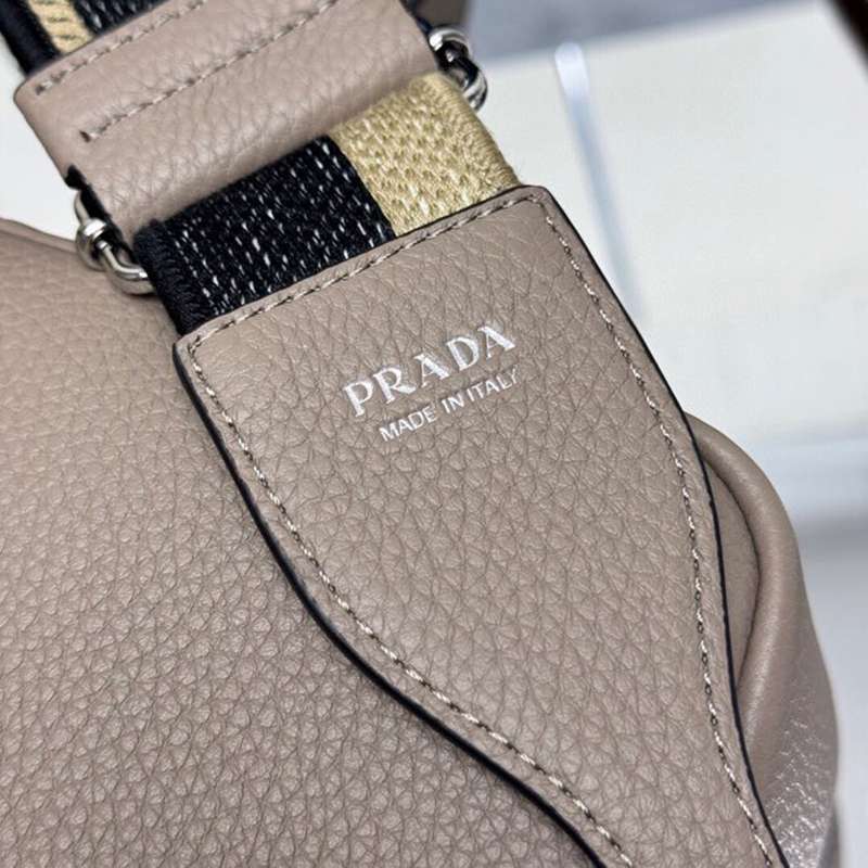 PRADA ショルダーバッグ ディアスキンレザー デュアルストラップ メンズ 22×14×8cm