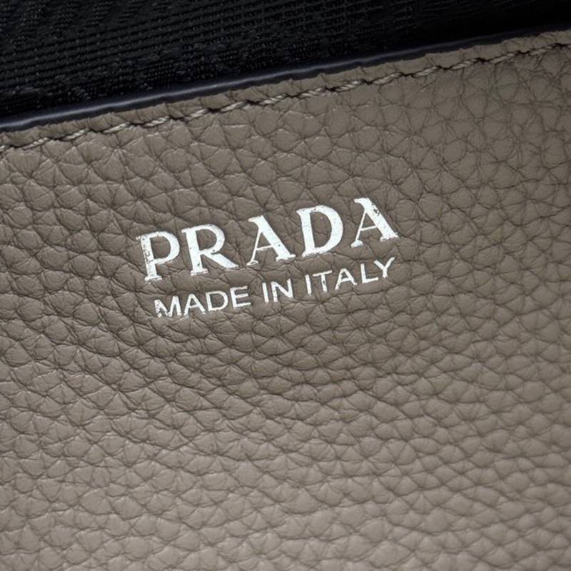 PRADA ショルダーバッグ ディアスキンレザー デュアルストラップ メンズ 22×14×8cm
