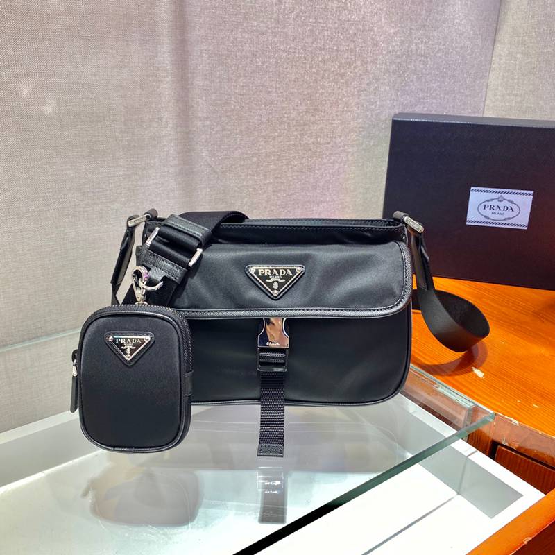 PRADA メッセンジャーバッグ サフィアーノ×リサイクルナイロン メンズ 22×16×5cm