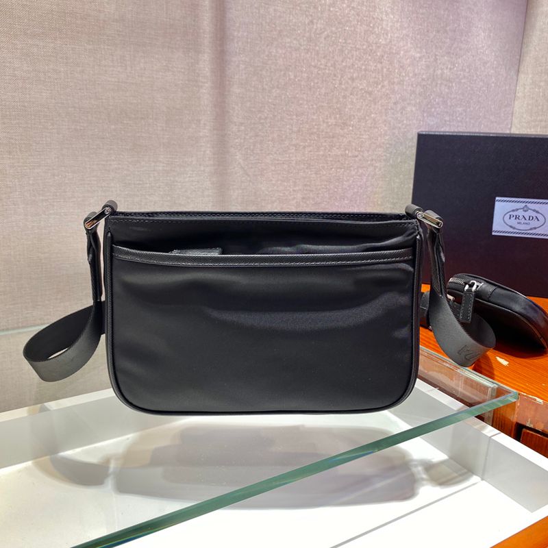 PRADA メッセンジャーバッグ サフィアーノ×リサイクルナイロン メンズ 22×16×5cm