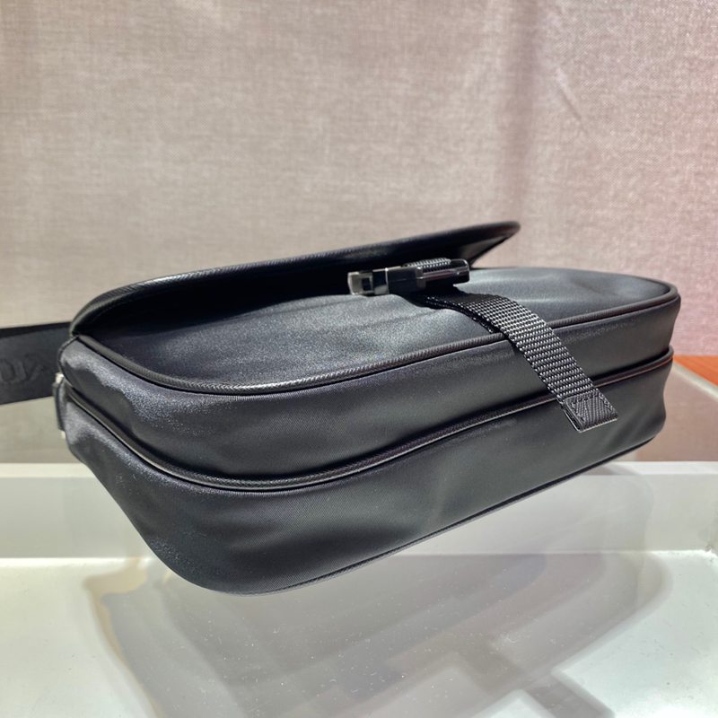 PRADA メッセンジャーバッグ サフィアーノ×リサイクルナイロン メンズ 22×16×5cm