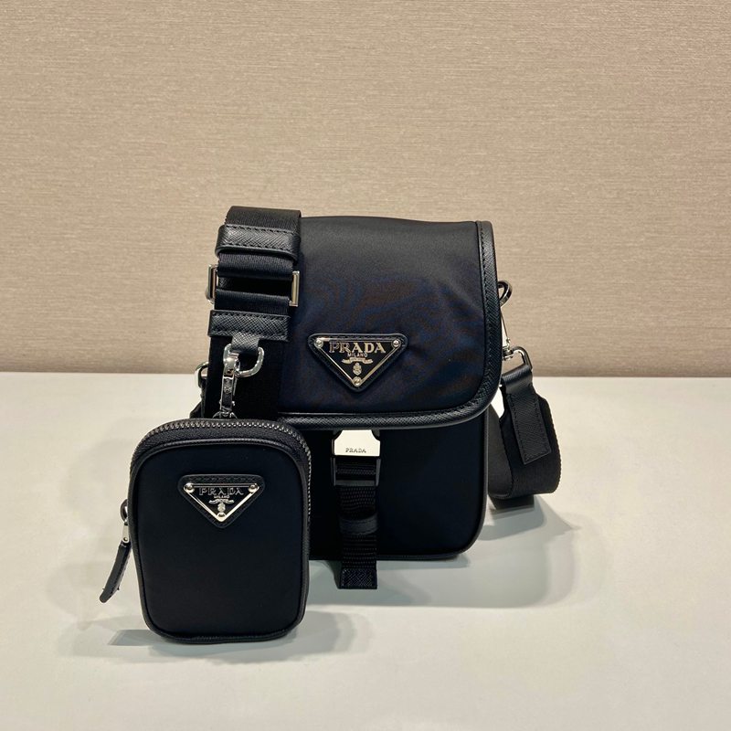 PRADA スマホポーチ サフィアーノ×リサイクルナイロン メンズ 14×19×5.5cm