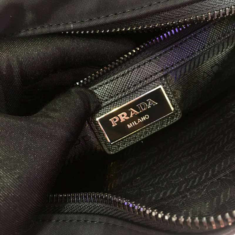 PRADA ショルダーバッグ リサイクルナイロン メンズ 23×16×7cm