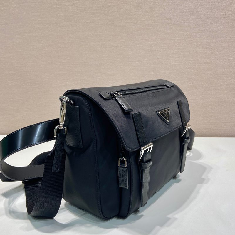 PRADA メッセンジャーバッグ リサイクルナイロン レザーベルト付き メンズ 27×20.5×17cm