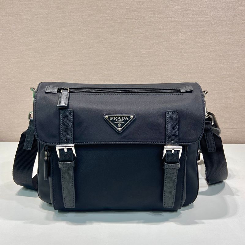 PRADA メッセンジャーバッグ リサイクルナイロン レザーベルト付き メンズ 27×20.5×17cm