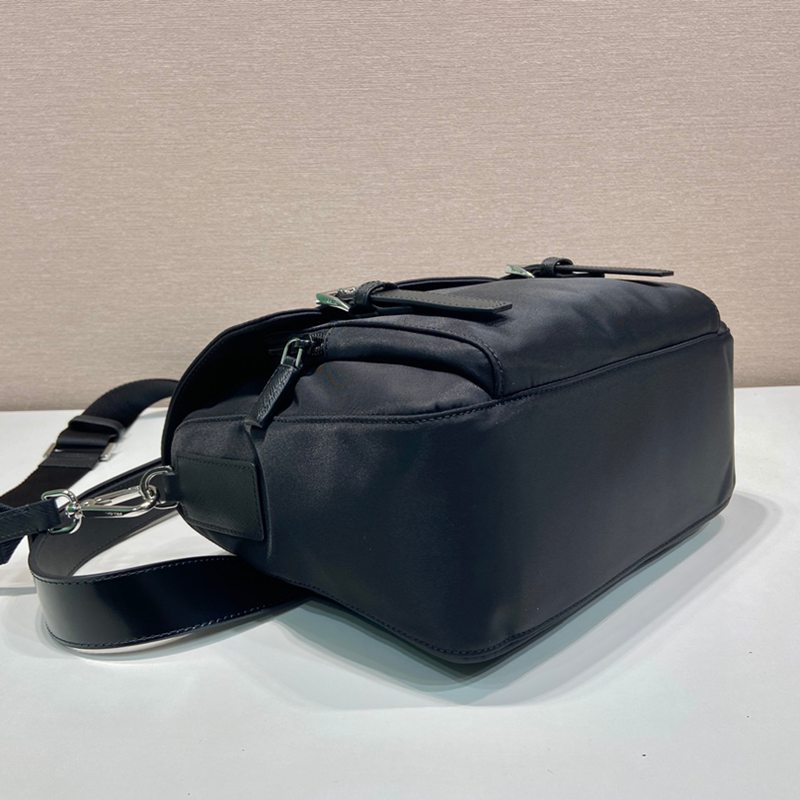 PRADA メッセンジャーバッグ リサイクルナイロン レザーベルト付き メンズ 27×20.5×17cm