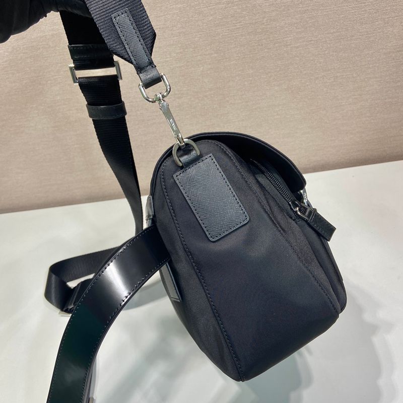 PRADA メッセンジャーバッグ リサイクルナイロン レザーベルト付き メンズ 27×20.5×17cm