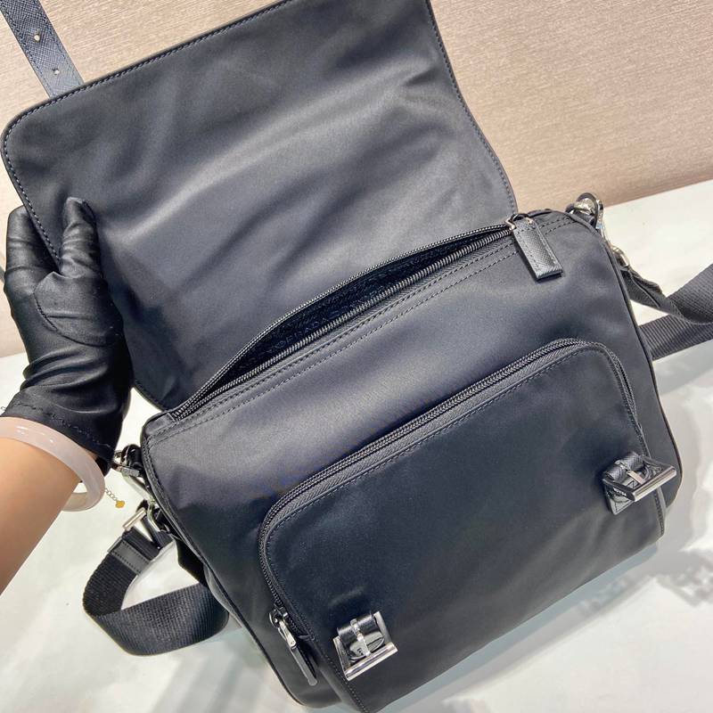 PRADA メッセンジャーバッグ リサイクルナイロン レザーベルト付き メンズ 27×20.5×17cm