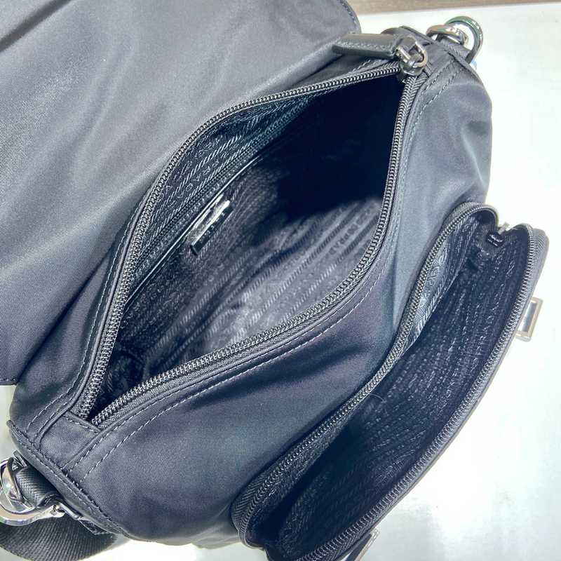 PRADA メッセンジャーバッグ リサイクルナイロン レザーベルト付き メンズ 27×20.5×17cm