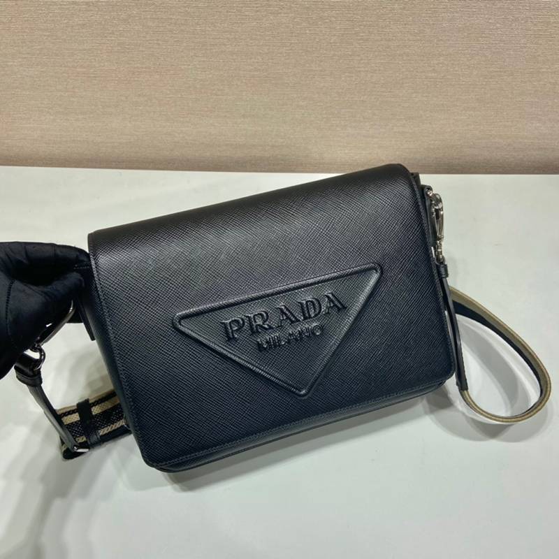 PRADA ショルダーバッグ サフィアーノレザー 刺繍テープ付き メンズ 26×18×6.5cm
