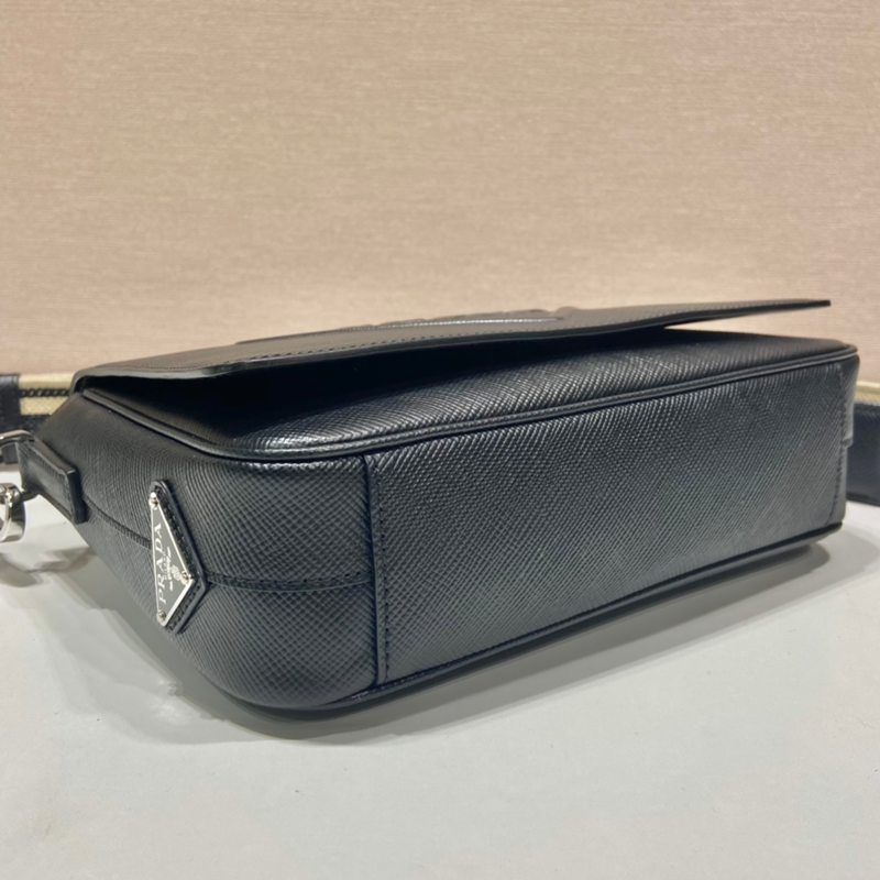 PRADA ショルダーバッグ サフィアーノレザー 刺繍テープ付き メンズ 26×18×6.5cm