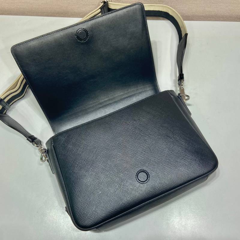 PRADA ショルダーバッグ サフィアーノレザー 刺繍テープ付き メンズ 26×18×6.5cm