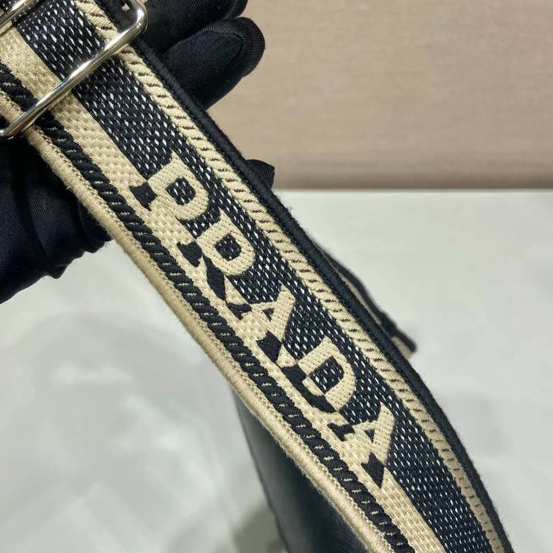 PRADA ショルダーバッグ サフィアーノレザー 刺繍テープ付き メンズ 26×18×6.5cm