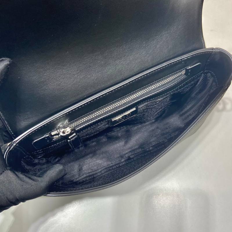 PRADA ショルダーバッグ サフィアーノレザー 刺繍テープ付き メンズ 26×18×6.5cm