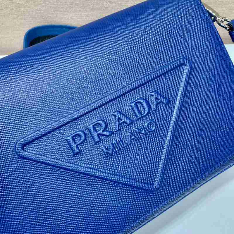 PRADA ショルダーバッグ サフィアーノレザー 刺繍テープ付き メンズ 26×18×6.5cm