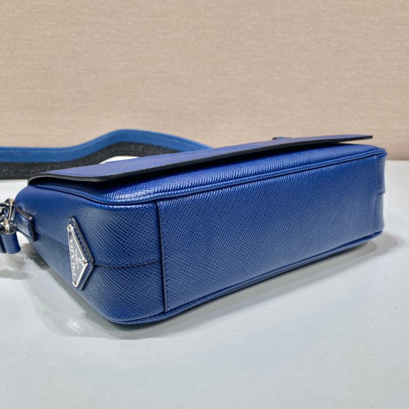 PRADA ショルダーバッグ サフィアーノレザー 刺繍テープ付き メンズ 26×18×6.5cm