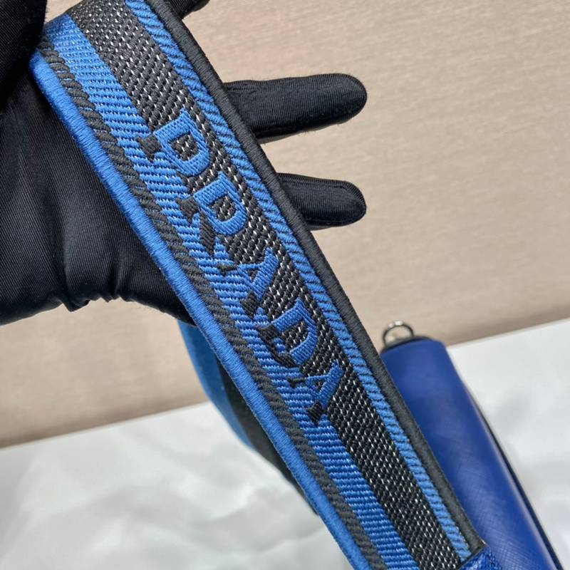 PRADA ショルダーバッグ サフィアーノレザー 刺繍テープ付き メンズ 26×18×6.5cm