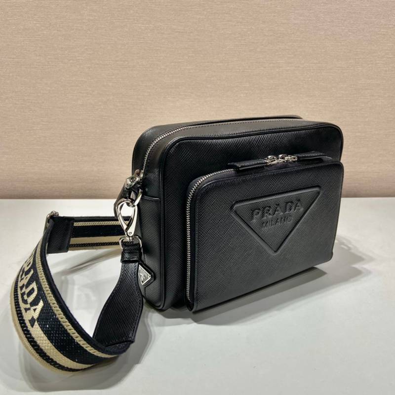 PRADA ショルダーバッグ サフィアーノレザー 刺繍テープ付き メンズ 24×18×6cm