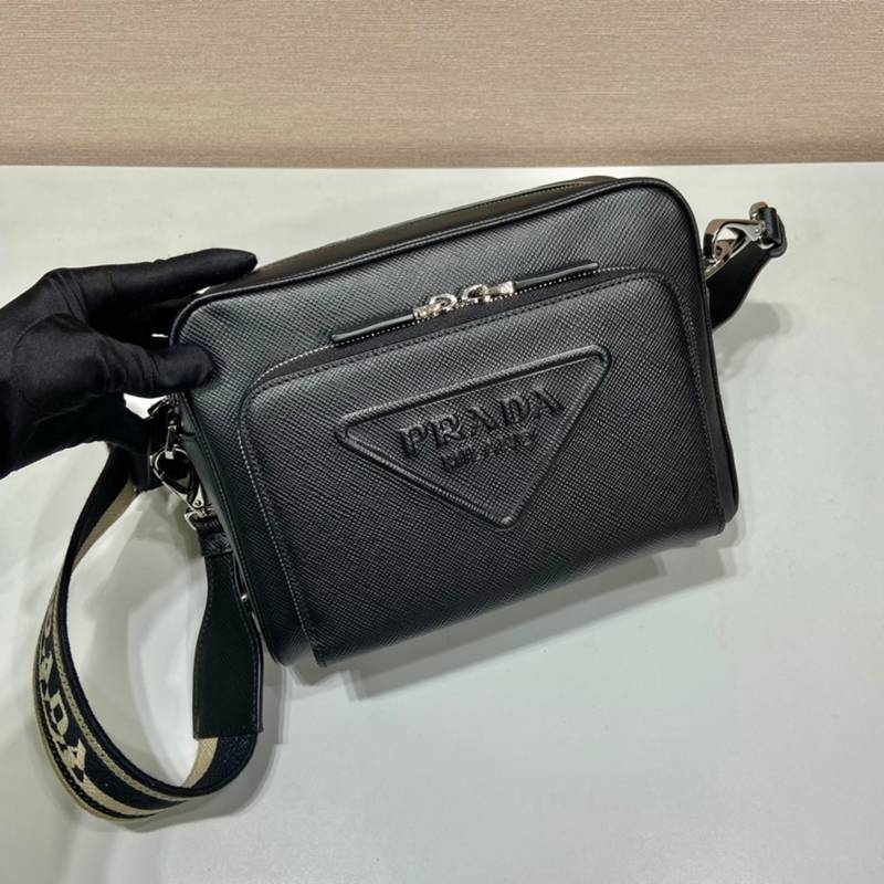 PRADA ショルダーバッグ サフィアーノレザー 刺繍テープ付き メンズ 24×18×6cm