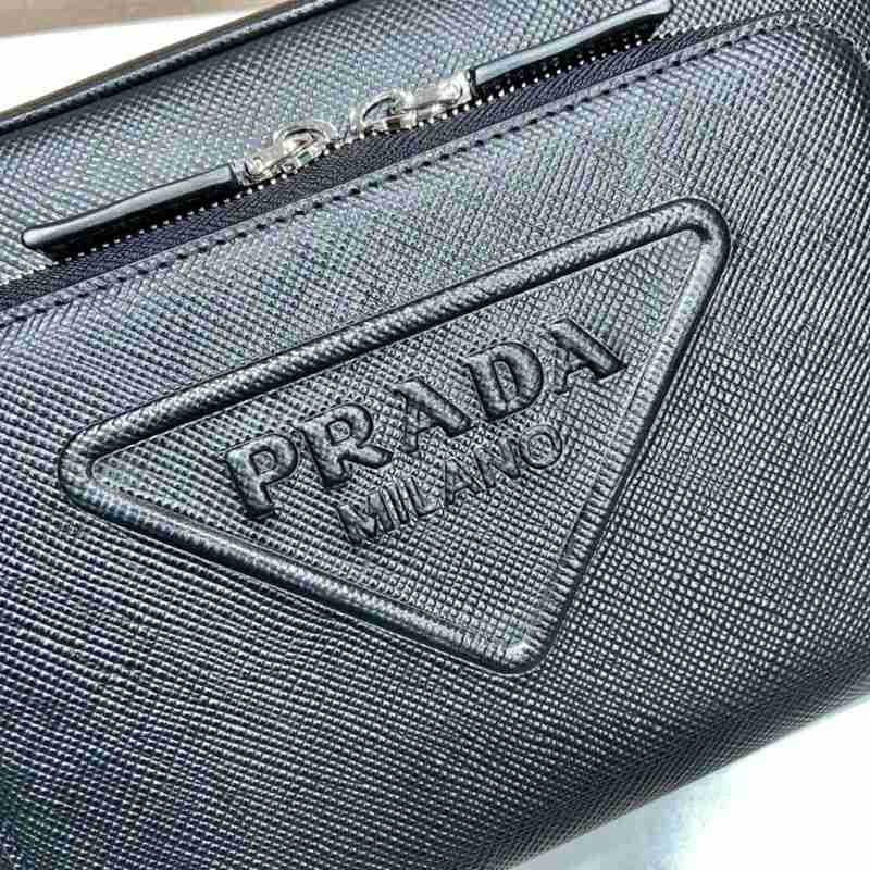 PRADA ショルダーバッグ サフィアーノレザー 刺繍テープ付き メンズ 24×18×6cm