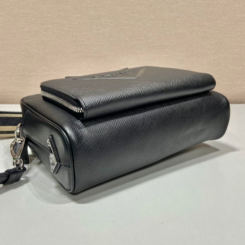 PRADA ショルダーバッグ サフィアーノレザー 刺繍テープ付き メンズ 24×18×6cm