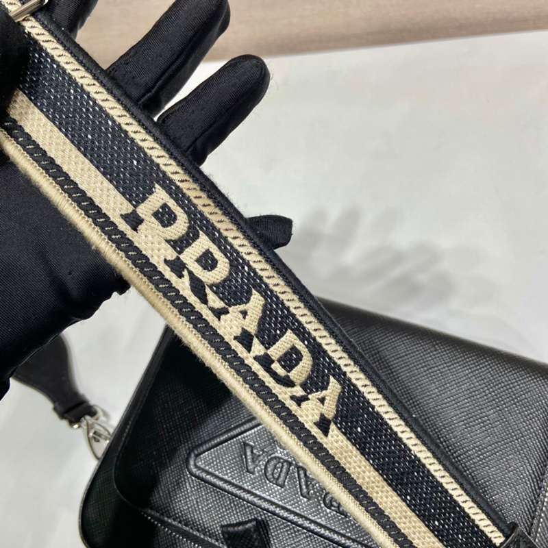 PRADA ショルダーバッグ サフィアーノレザー 刺繍テープ付き メンズ 24×18×6cm