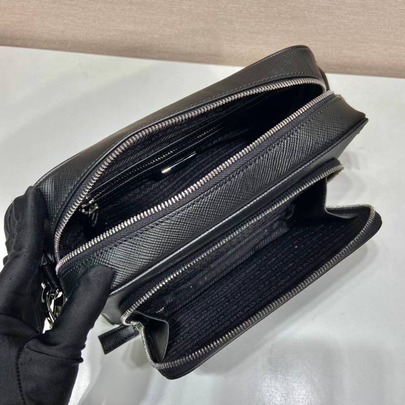 PRADA ショルダーバッグ サフィアーノレザー 刺繍テープ付き メンズ 24×18×6cm