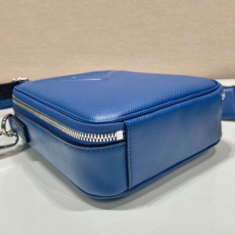 PRADA ショルダーバッグ サフィアーノレザー 刺繍テープ付き メンズ 19×16×5.5cm