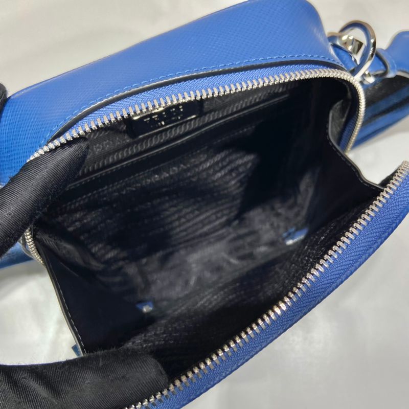 PRADA ショルダーバッグ サフィアーノレザー 刺繍テープ付き メンズ 19×16×5.5cm