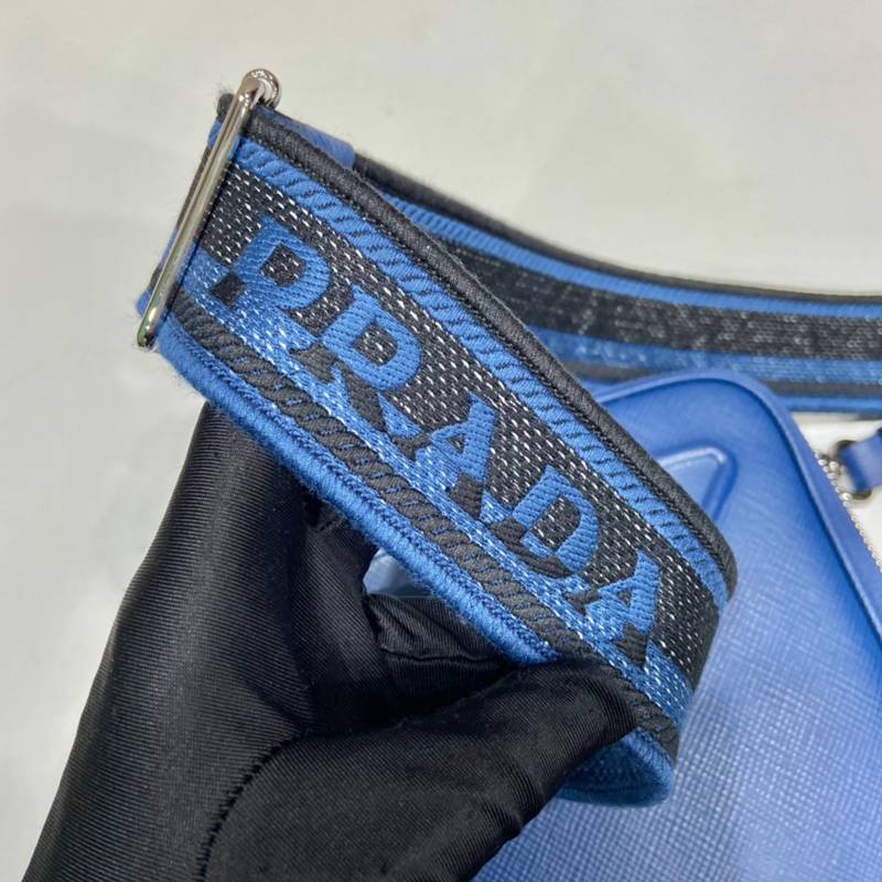 PRADA ショルダーバッグ サフィアーノレザー 刺繍テープ付き メンズ 19×16×5.5cm