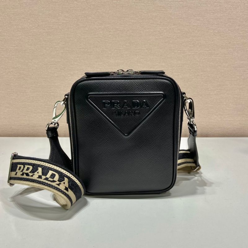 PRADA ショルダーバッグ サフィアーノレザー 刺繍テープ付き メンズ 19×16×5.5cm