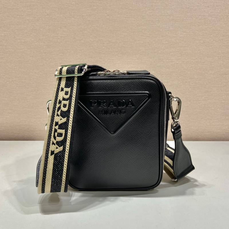 PRADA ショルダーバッグ サフィアーノレザー 刺繍テープ付き メンズ 19×16×5.5cm