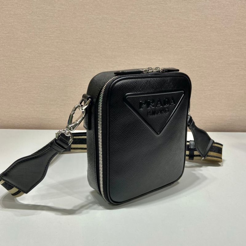 PRADA ショルダーバッグ サフィアーノレザー 刺繍テープ付き メンズ 19×16×5.5cm