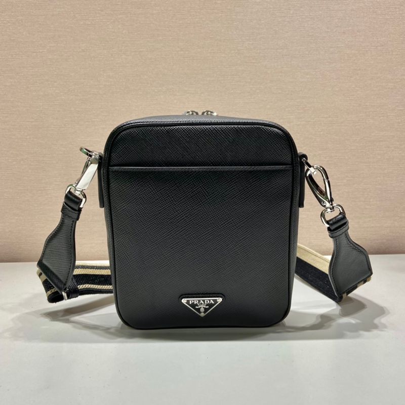 PRADA ショルダーバッグ サフィアーノレザー 刺繍テープ付き メンズ 19×16×5.5cm