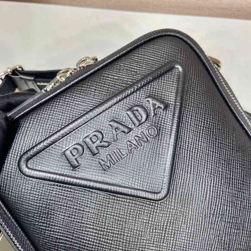 PRADA ショルダーバッグ サフィアーノレザー 刺繍テープ付き メンズ 19×16×5.5cm