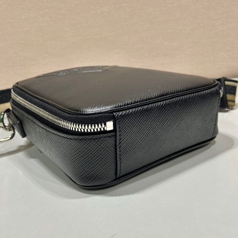 PRADA ショルダーバッグ サフィアーノレザー 刺繍テープ付き メンズ 19×16×5.5cm