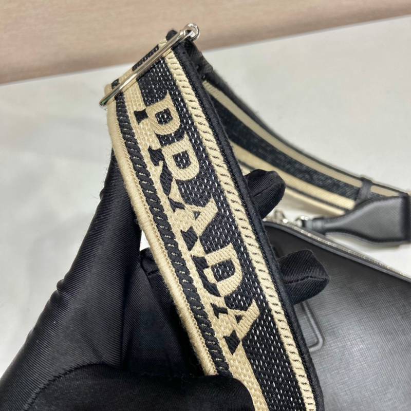 PRADA ショルダーバッグ サフィアーノレザー 刺繍テープ付き メンズ 19×16×5.5cm