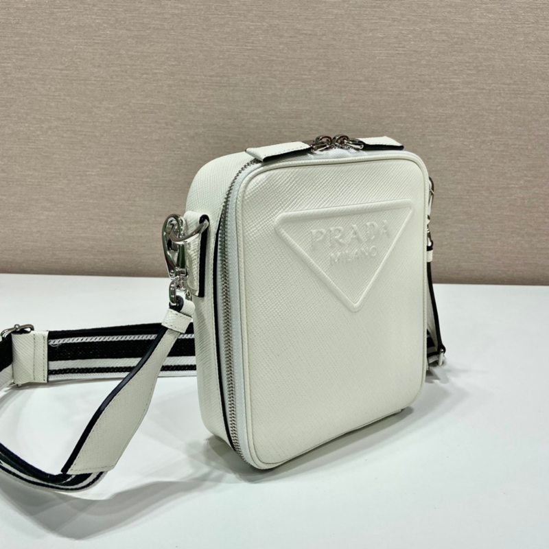 PRADA ショルダーバッグ サフィアーノレザー 刺繍テープ付き メンズ 19×16×5.5cm