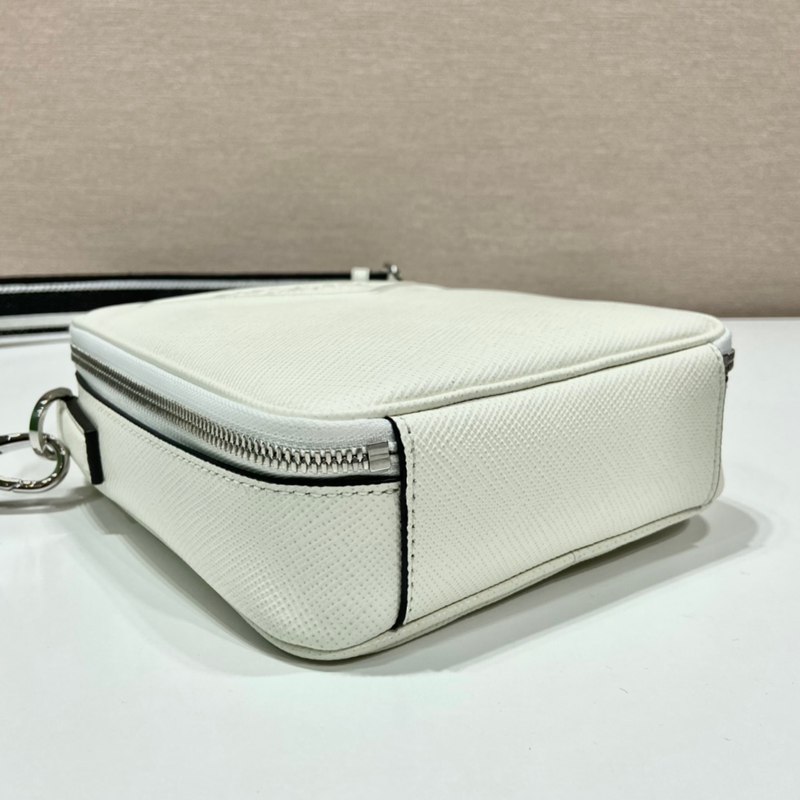 PRADA ショルダーバッグ サフィアーノレザー 刺繍テープ付き メンズ 19×16×5.5cm