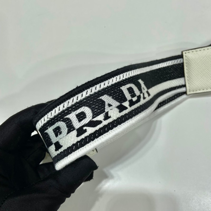 PRADA ショルダーバッグ サフィアーノレザー 刺繍テープ付き メンズ 19×16×5.5cm