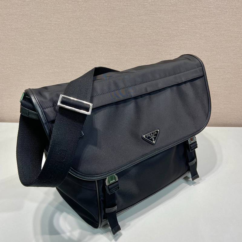 PRADA メッセンジャーバッグ リサイクルナイロン メンズ 30×27.5×14.5cm