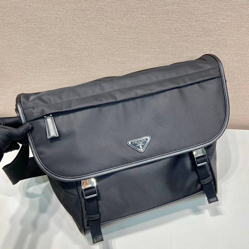 PRADA メッセンジャーバッグ リサイクルナイロン メンズ 30×27.5×14.5cm