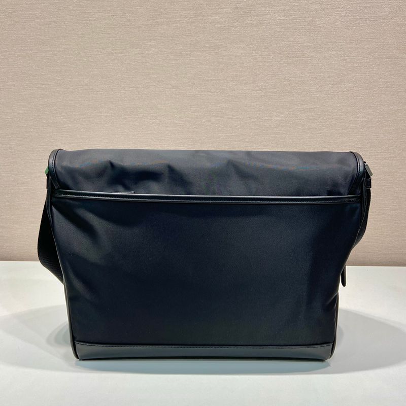 PRADA メッセンジャーバッグ リサイクルナイロン メンズ 30×27.5×14.5cm