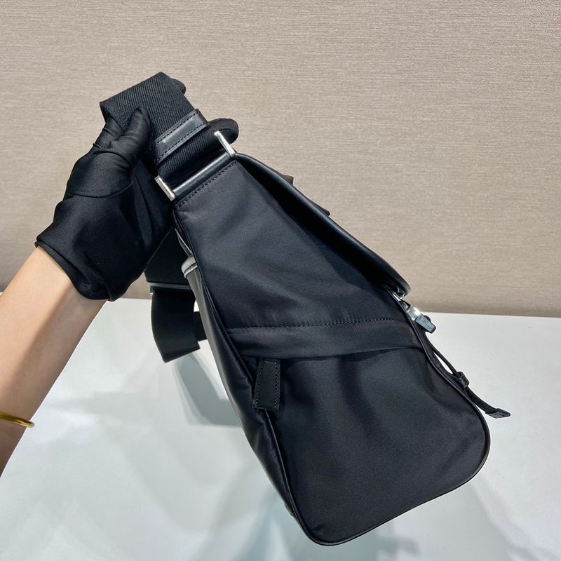 PRADA メッセンジャーバッグ リサイクルナイロン メンズ 30×27.5×14.5cm