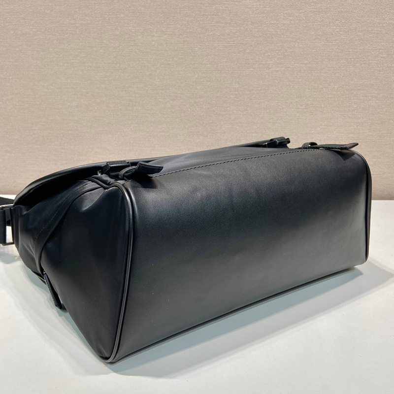 PRADA メッセンジャーバッグ リサイクルナイロン メンズ 30×27.5×14.5cm